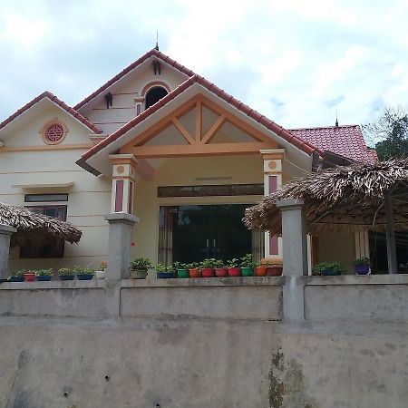 Thac Ba Family Homestay Ho To Buitenkant foto